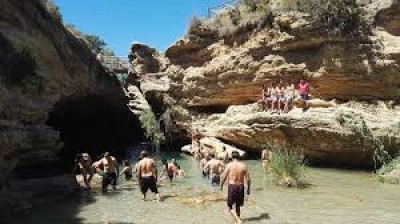 Divertida y peligrosa forma de darte un baño en el rio