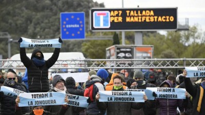 La policía francesa desaloja a los manifestantes en La Jonquera