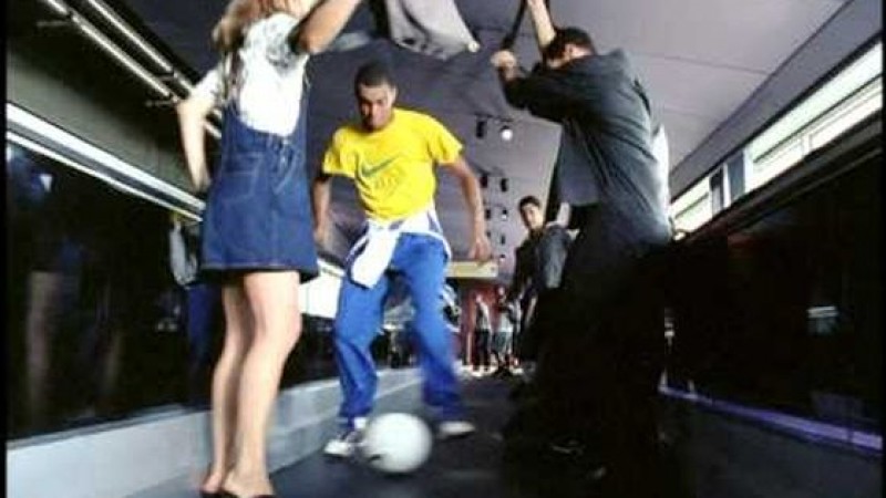 Nike Fútbol Brasil en el aeropuerto (1998) - TokyVideo