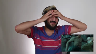 Personnes terrifiées en regardant des films d'horreur