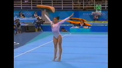 Catalina Ponor oro en suelo en la final de Atenas 2004