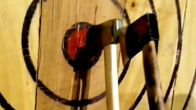 INCREIBLE: 2 hachas impactan en fila en el mismo punto de la diana