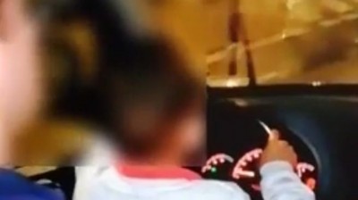 Detenido por grabar a su hijo menor conduciendo