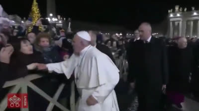 El manotazo del Papa. Francisco reparte ostias