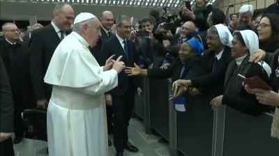 Papa a una monja: "No me muerdas"