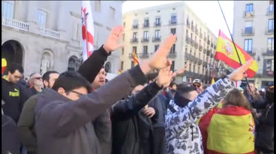 Saludo Fascista, Cara al Sol y tensión en la concentración de VOX en Barcelona