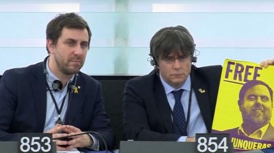 Puigdemont and Comín exhibit a poster: Free Junqueras