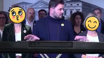 Video MEME Rufián tocando el piano