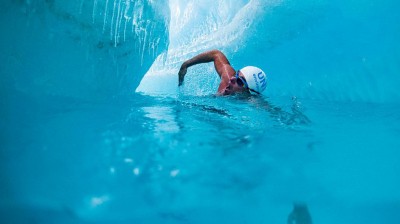 Lewis Plugh se baña en la Antártida para concienciarnos del deshielo