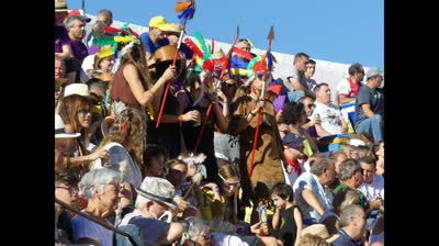 Imágenes del ambiente en las fiestas de Cella (Teruel) durante el Concurso y desfile de disfraces