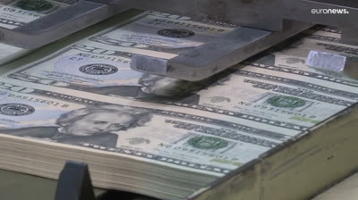 El euro baja a mínimos históricos frente al dólar