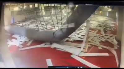 Niños escapando de un terremoto en un gimnasio de Taiwán