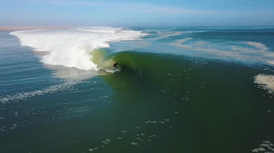 1 ola, 8 tubos. Koa Smith en Skeleton Bay 2018.