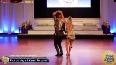 Un couple de pros de Salsa époustouflant