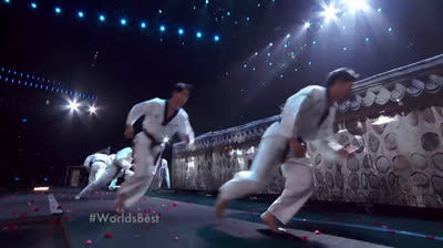 Estos profesionales de Taekwondo SE VENDAN LOS OJOS