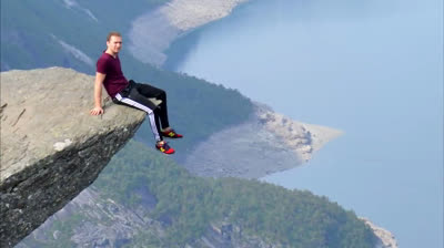 10 places where tourists risk their lives for a selfie