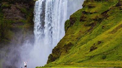 Suitcase to travel to Iceland on summer