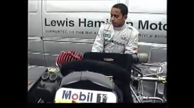 Lewis Hamiltion fait une course de kart