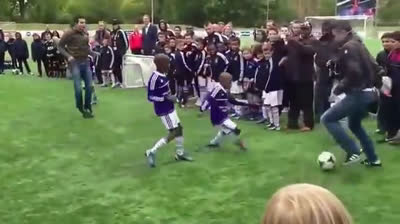 Robin Van Persie Humilla a Niños