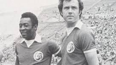 Pele nutmegs Franz Beckenbauer