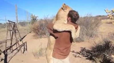 León abrazando a su cuidador