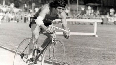 Kevin Keegan se lesiona cayéndose de una bici