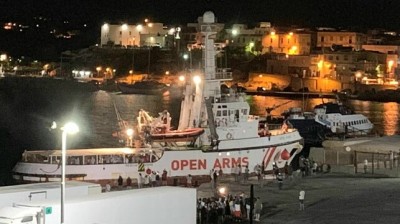 Open Arms arrives to Lampedusa