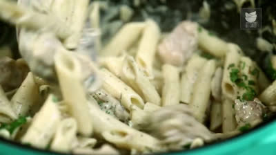 Macaroni with chiken and mushrooms