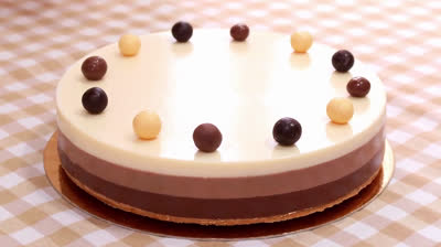 How to prepare a delicious triple chocolate cake 