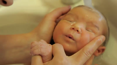 The best relaxing bath for a baby - Maximum cuteness