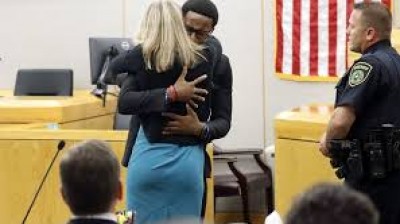 Emotivo perdón a la asesina de su hermano en un juicio