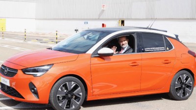 Felipe VI conduce un Opel Corsa… ¡Eléctrico!