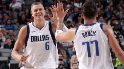 Conexión Doncik-Porzingis. Asistencia por la espalda y... ¡TRIPLE!